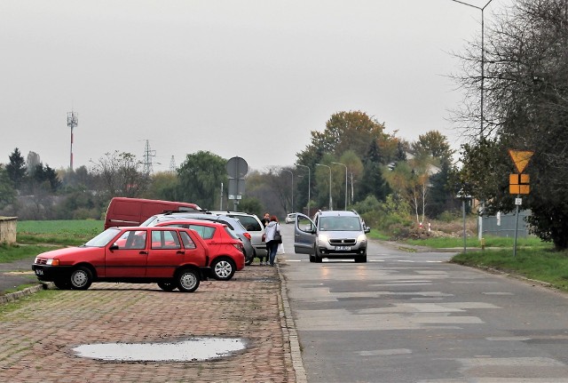 Ulica Braterstwa Broni w Zamościu, w sąsiedztwie cmentarza komunalnego. Widać, że w okolicy są już różne, wysokie maszty i słupy wysokiego napięcia