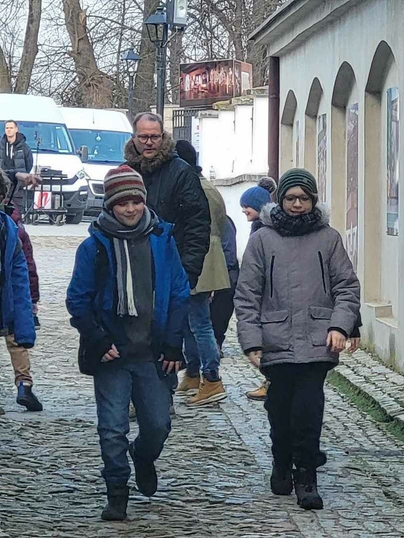 W Sandomierzu trwają zdjęcia do serialu „Ojciec Mateusz”. W czwartek na planie byli nagrodzeni uczniowie. Zobacz zdjęcia 