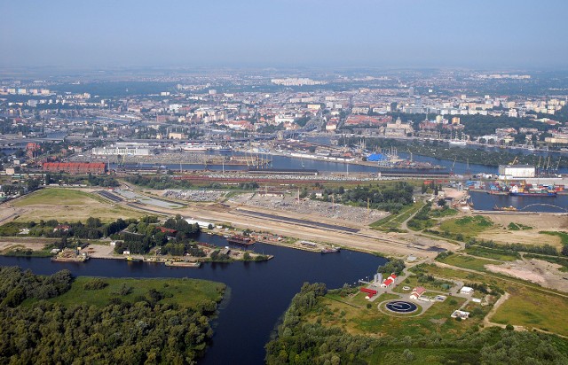 Zakład Termicznej Obróbki Odpadów ma powstać na Ostrowie Grabowskim. To ostateczna decyzja. Ma być wzorowany na spalarni w Wiedniu, która jest uważana za najnowocześniejszą na świecie. Dziennie Szczecin wytwarza 450 ton odpadów. Większość w gospodarstwach domowych. Inwestycja musi być gotowa najpóźniej w 2015 r. Rozpocznie się pewnie w 2012 r.