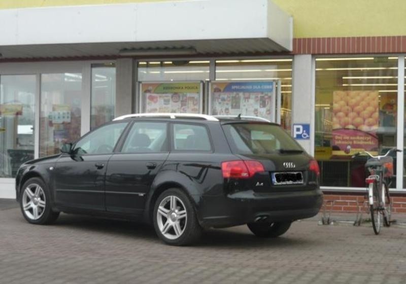 Nie pierwszy raz ktoś tak zaparkował przed Biedronką w...
