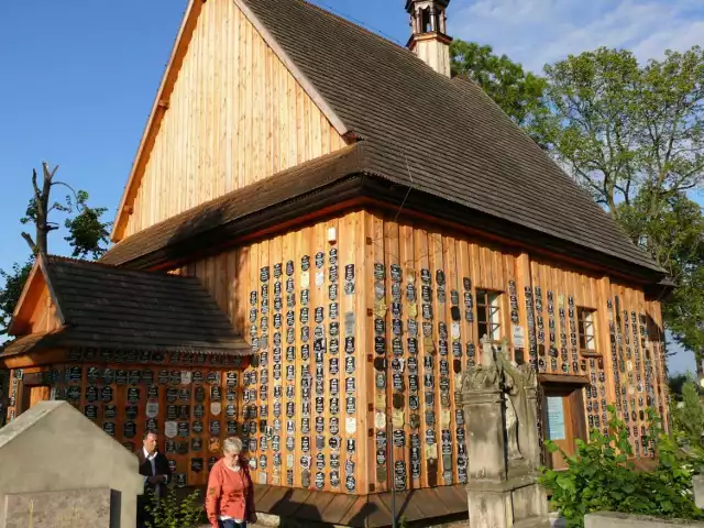 Osobliwością Zaklikowa i świadkiem jego wielowiekowej historii jest szesnastowieczny modrzewiowy kościółek św. Anny.