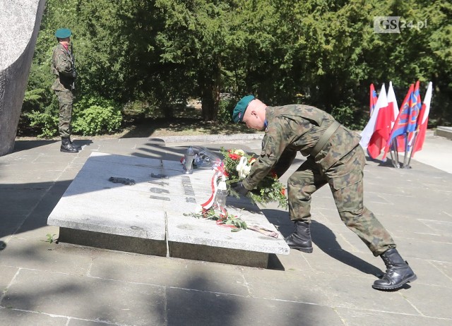 Uroczystości wkroczenia oddziałów Armii Czerwonej do opuszczonego przez Niemców Szczecina odbyły się dzisiaj na Cmentarzu Centralnym przy pomniku Braterstwa Broni. W programie był ceremoniał wojskowy, przemówienia okolicznościowe, modlitwa w intencji poległych w walkach o ziemię szczecińską oraz złożenie kwiatów.Zobacz również: Rocznica 26 kwietnia. Co się wydarzyło tego dnia w Szczecinie? [ZDJĘCIA]