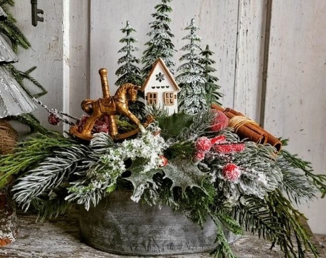 Jedną z najważniejszych dekoracji bożonarodzeniowych jest choinka. A jeśli nie mamy miejsca by ją postawić to jak udekorować nasz dom? Zobaczcie inspiracje na dekoracje i stroiki bożonarodzeniowe. >>>ZOBACZ WIĘCEJ NA KOLEJNYCH SLAJDACH