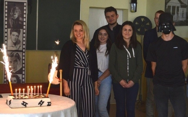 Tort na dziesięć świeczek i fajerwerki - tak jubileusz 10-lecia działalności świętował Szkolny Klub Filmowy w Zespole Szkół Rolniczych w Cudzynowicach.