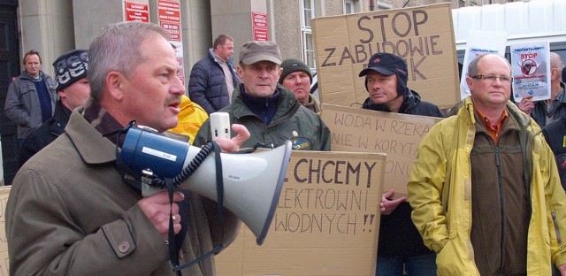 - Zabudowa rzeki to także jej śmierć- mówił dziś Janusz Nyk, prezes koszalińskiego PZW