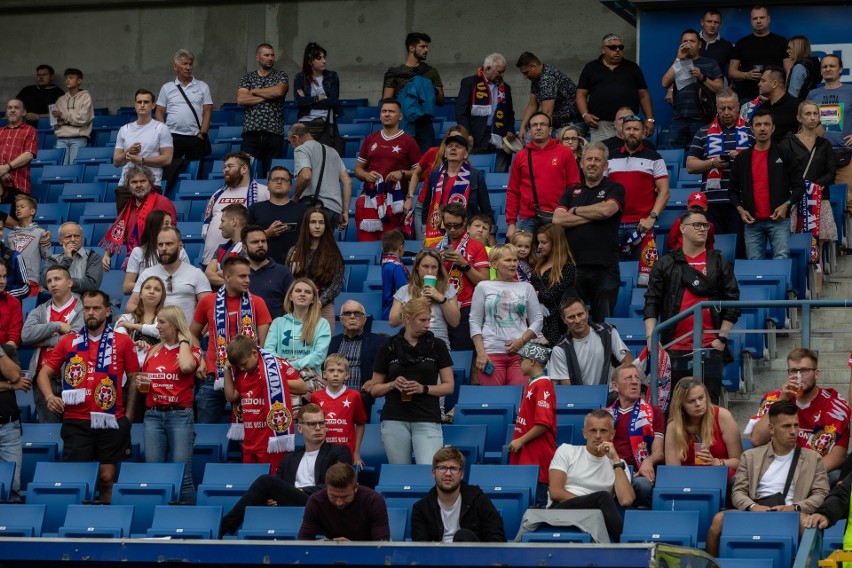 Kibice na trybunach podczas meczu Wisła Kraków - Sandecja...