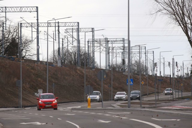 Ulica świętego Wawrzyńca - długi prosty odcinek sprzyja rozpędzaniu się samochodów jadących w kierunku Kościelnej - dlatego mieszkańcy proszą o progi spowalniające