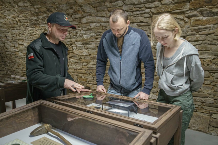 Skarby spod ziemi wróciły w podziemia, ale muzeum w Starym Sączu. Te artefakty znalezione przez SHES mają nawet 3,5 tys. lat