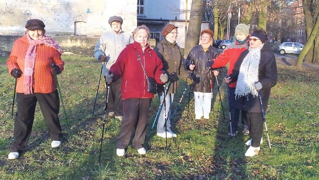 Nordic walking w Szczecinku wciąż zdobywa rzesze nowych miłośników. 