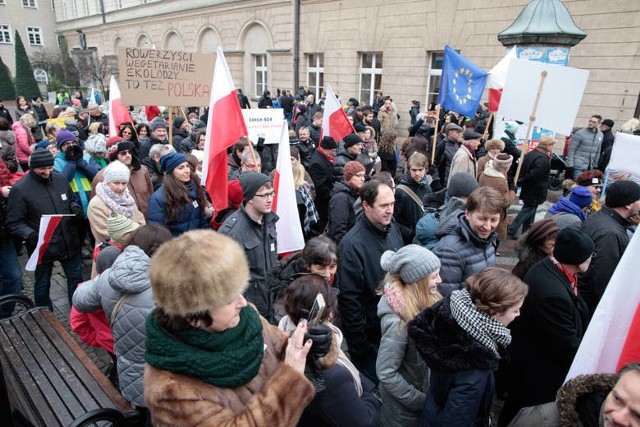 9 stycznia 2016 r. Tłum na pierwszej manifestacji Komitetu Obrony Demokracji w Opolu.