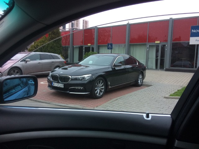 Rządowe BMW na miejscu dla niepełnosprawnego przed hotelem Novotel przy ul. Wyścigowej