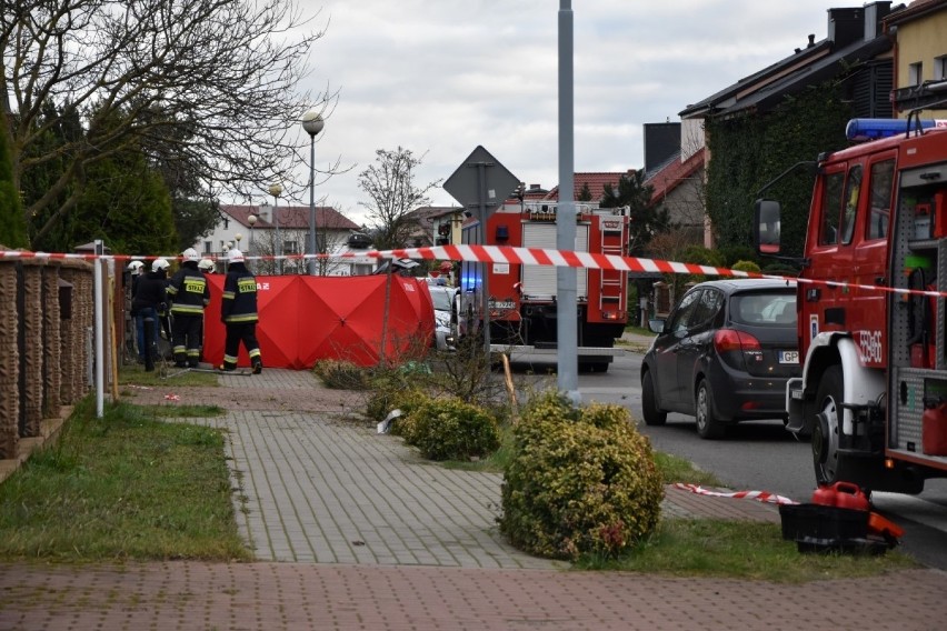 Śmiertelny wypadek w Wejherowie 27.11.2020. Samochód uderzył w latarnię. Zginęło dwoje 74-latków