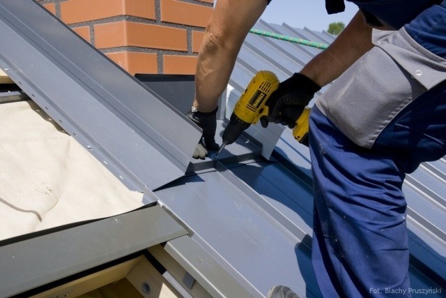 Przytwierdzenie obróbki dolnej do rąbka położonego na połaci dachu. (fot. Blachy Pruszyński)