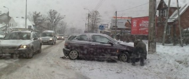 Białe ulice i lód pod kołami. Panują bardzo złe warunki do jazdy.