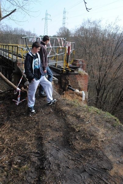 Koronowo. Zabytkowy most kolejki może runąć!