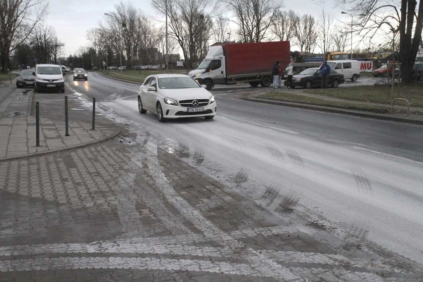 Wrocław: Ulica cała biała. Po wypadku busa z farbą