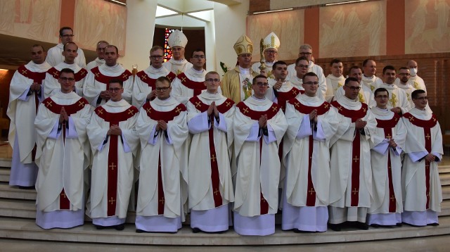 Nowi kapłani diecezji kieleckiej z biskupami po uroczystych święceniach w Sanktuarium świętego Józefa Robotnika w Kielcach.