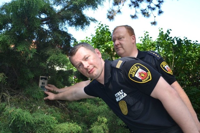 Arkadiusz Chojnacki (z tyłu) i Marcin Szwajka: - Fotopułapka służy też do namierzania kierowców wjeżdżających w głąb lasu.