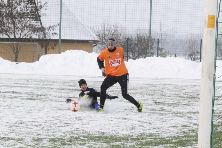 Olimpia (ciemniejsze stroje) wygrała w Łomży 5:0