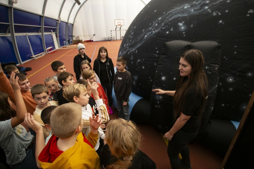 Mobilne planetarium odwiedzi szkołę w Długowoli.