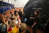 Mobilne planetarium odwiedzi szkołę w Długowoli, w gminie Goszczyn. Uczniowie zobaczą wyjątkowe pokazy