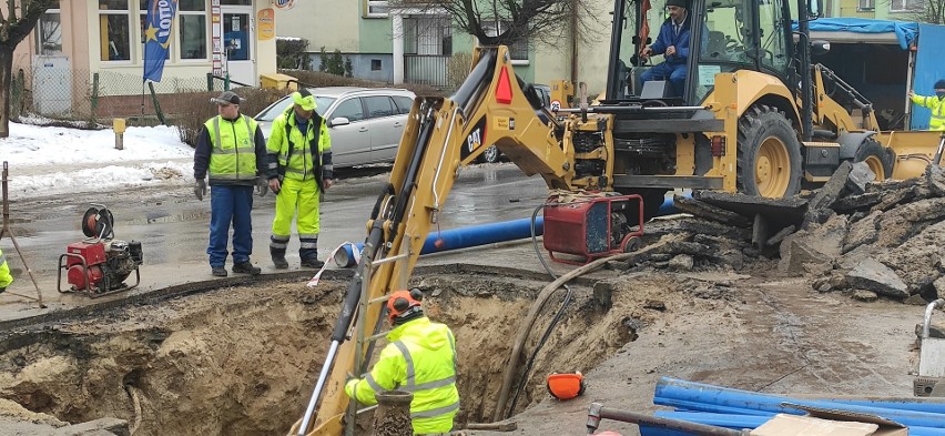 Najpierw awaria, a teraz remont. Trwają prace przy wodociągu przy ul. Popiełuszki