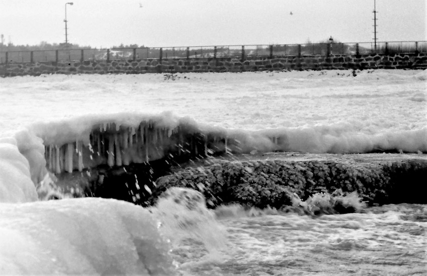 Tak zima w lutym 1972 rzeźbiła wschodnią plażę przy molu...