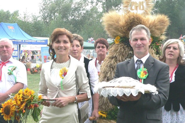 Honory starostów kazimierskich Dożynek Powiatowych 2013 pełnią Małgorzata Dembowska z Czarnocina i Krzysztof Ziętek ze Stradlic.
