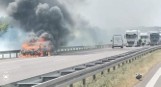 Dwa groźne zdarzenia na ekspresowej S8 w kierunku Białegostoku. Pożar auta koło Rzędzian i przewrócona ciężarówka na obwodnicy Zambrowa