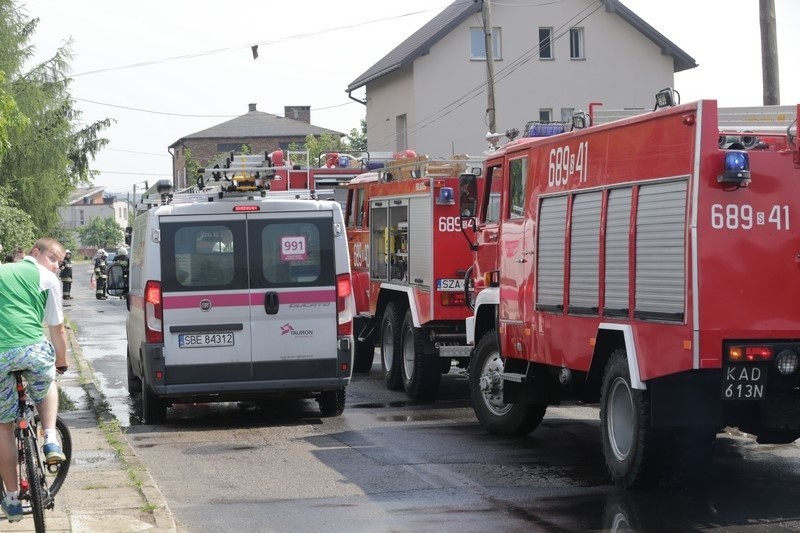 Pożar domu w Ogrodzieńcu. 7 zastępów straży w akcji [ZOBACZ ZDJĘCIA]