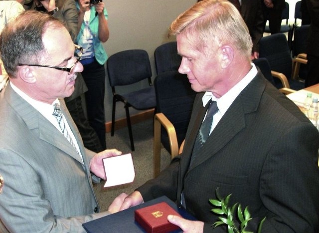Dokumenty potwierdzające przyznanie tytułu przekazał A. Zawadzkiemu (z prawej) prezydent Renkiewicz.