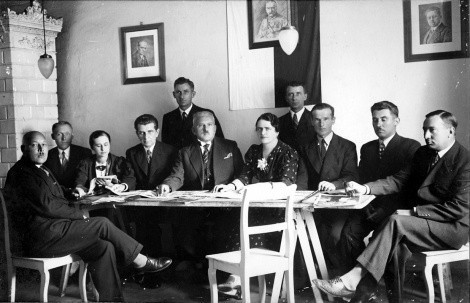 Dyrekcja i pracownicy administracji cukrowni Krasiniec. W środku siedzi dyrektor Stefan Ziemski z żoną Ireną, 1920/1930 r.