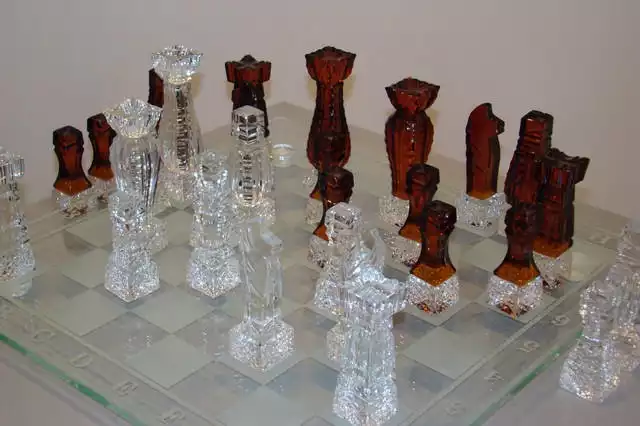 Oryginalny komplet kryształowych szachów zaprojektował Krzysztof Batkowski