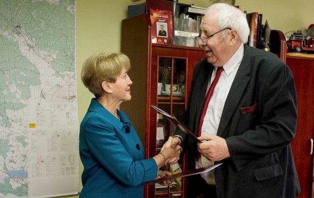 Prorektor ds. zarządzania i rozwoju UO, prof. dr hab. Wiesława Piątkowska-Stepaniak i starosta strzelecki Józef Swaczyna.