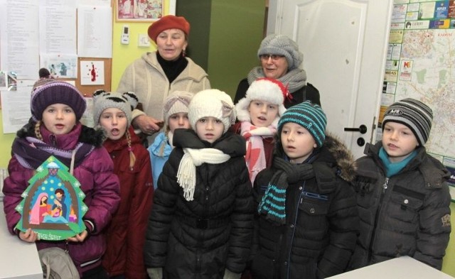 Dzieci z klasy II Publicznej Szkoły Podstawowej z Zakrzówka odwiedziły redakcję "Echa Dnia&#8221; w Radomiu i zaśpiewały nam piękne kolędy.