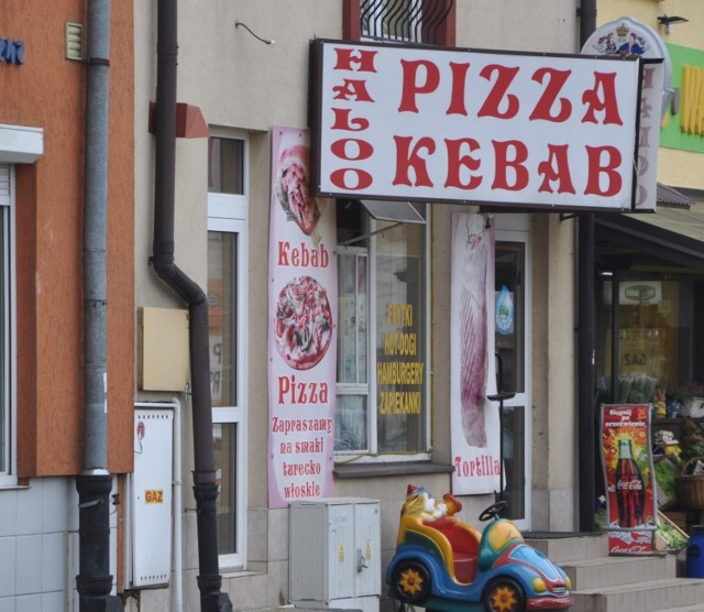 Końskie, Pocztowa 4a,	788 088 788Bar Halo Pizza Kebab to lokal w centrum miasta. Oferuje wszelkiego rodzaju szybkie, ale smaczne dania, takie jak: tortilla, hamburger, hot dog, cheesburger, kebab czy frytki. Kebab można tu zjeść w kilku odmianach z różnymi dodatkami. W_środku jest kilka stolików do dyspozycji klientów.