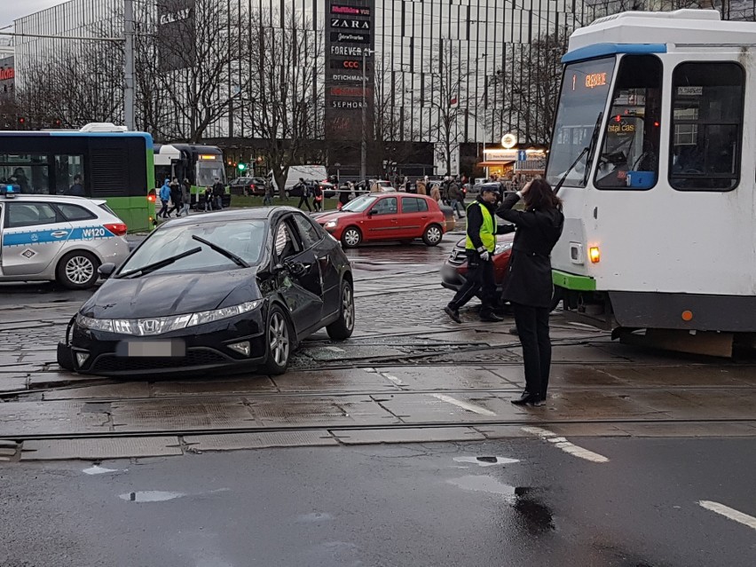 Kolizja na placu Rodła w Szczecinie. Zderzenie tramwaju i samochodu osobowego