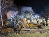 Pożar w gminie Świątniki Górne. Kilka jednostek strażackich dwa razy jeździło gasić opuszczony dom