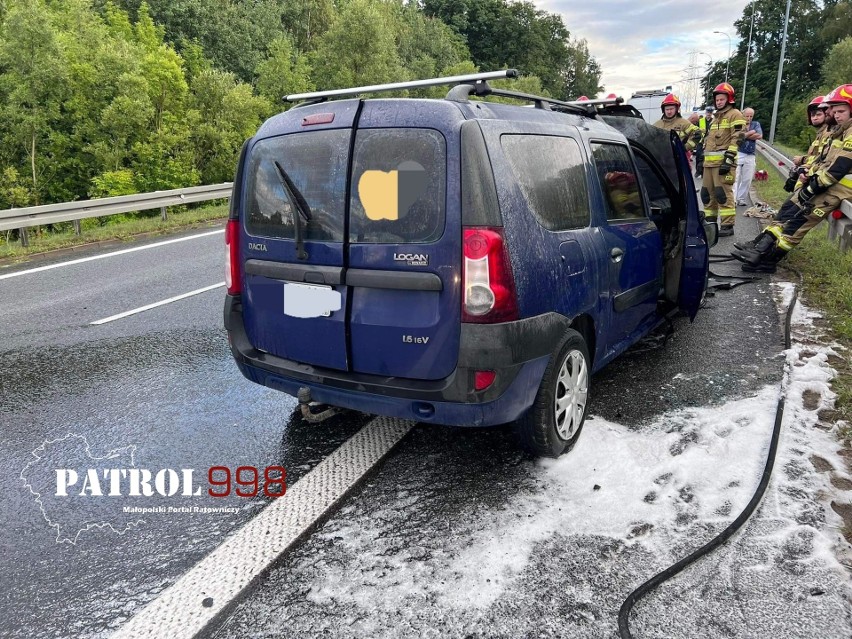 Kraków. Wypadek na zjeździe z A4 na S7. Trzy auta, jedno stanęło w płomieniach