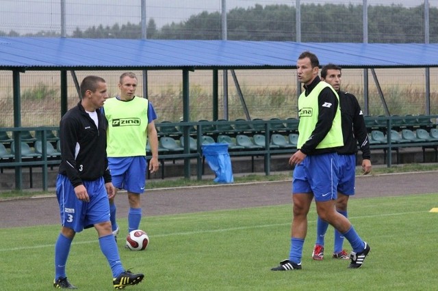 Piłkarze Ruchu Zdzieszowice (od lewej: Dawid Kiliński, Łukasz Damrat, Rafał Jakubczak i Marcin Rogowski) zagrają z renomowanym przeciwnikiem z Katowic.