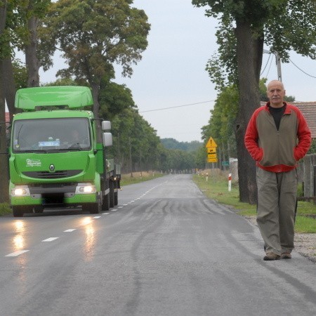 - Najgorsze są tiry, wiele z nich dosłownie przelatuje przez Gozdno - mówi Wiesław Szczęsny.