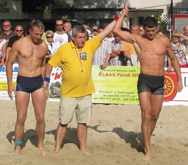 Wojciech Wanke (z prawej) po zwycięskiej walce. 