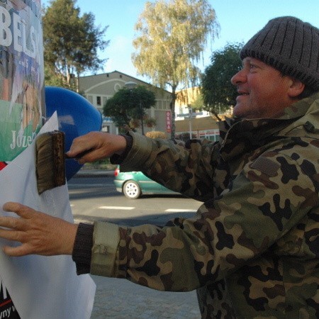 - Najwięcej problemów jest z plakatami pana Bosaka. Sporo ich zrywam - wyjaśnia Marek Nowotny.