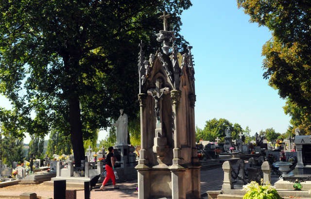 Cmentarz w Chełmnie wpisany jest do rejestru zabytków, dlatego wszelkie remonty trzeba konsultować konserwatorem zabytków