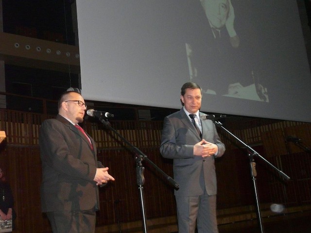 O historii radomskiej samorządności opowiadali w czasie uroczystości Sebastian Piątkowski (od lewej) i Dariusz Kupisz, autorzy albumu „Od Rajców do Radnych. Samorząd Radomia na przestrzeni wieków.”