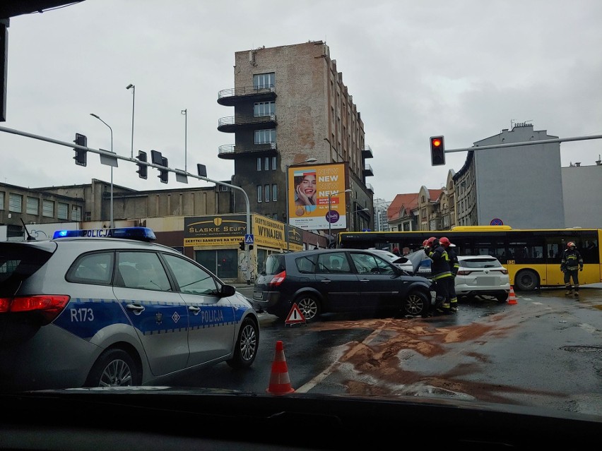 Ogromne korki po wypadku w centrum Katowic. Zderzyło się...