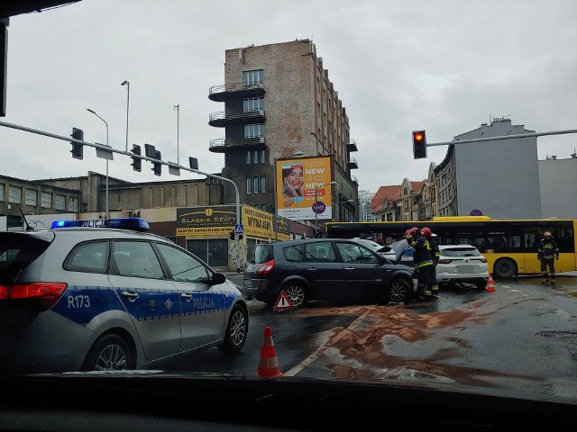 Ogromne korki po wypadku w centrum Katowic. Zderzyło się kilka samochodów