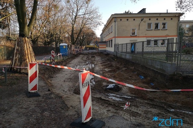 Na poboczach nowej drogi zaplanowana jest budowa chodnika, a także montaż oświetlenia. Dzięki tej inwestycji poprawi się bezpieczeństwo i komfort poruszających się tędy osób, rodziców i przedszkolaków