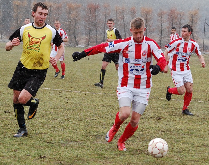 Górnovia (zólto-czarne stroje) ulegla u siebie liderowi...