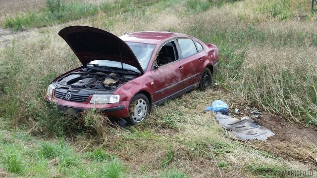 Choć zdarzenie na drodze krajowej 45 w Zawadzie wyglądało groźnie, nikomu nic się nie stało. Kierujący volkswagenem passatem stracił panowanie nad pojazdem, zjechał do rowu, gdzie auto dachowało. Nikomu nic się nie stało, więc zdarzenie zostało zakwalifikowane jako kolizja. Sprawca został ukarany mandatem. 